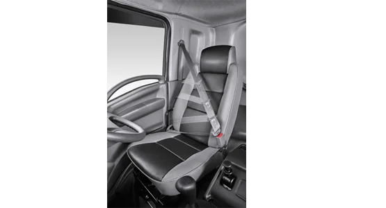 Kabin truk Isuzu Giga FRR dengan fitur keselamatan APAR