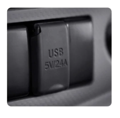 Interior kabin Isuzu Giga FVM dengan USB charger