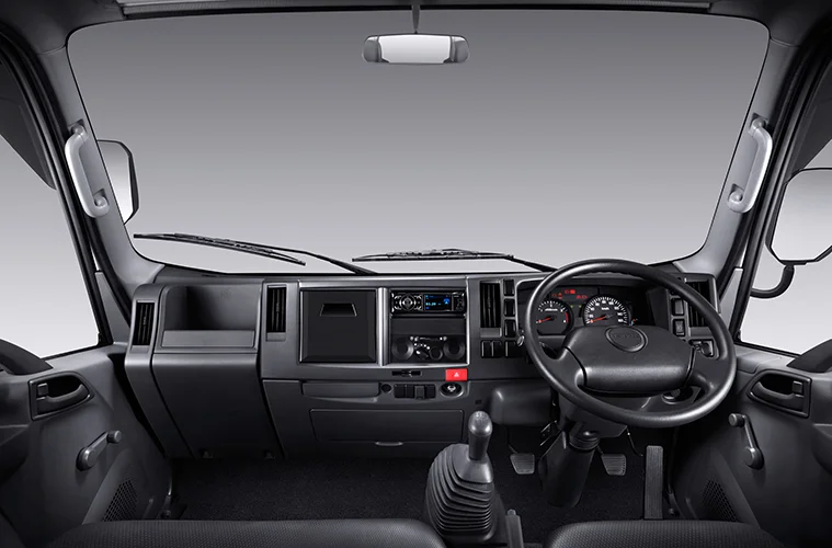 Interior kabin Isuzu ELF NLR dengan fitur modern